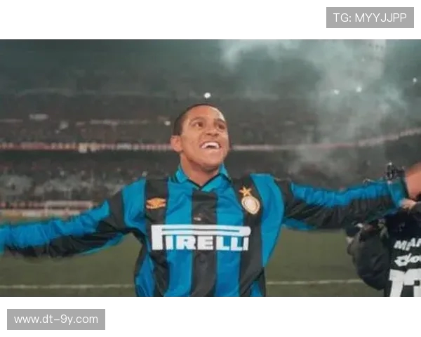 围绕卡洛斯亲签足球服展现传奇左后卫荣耀与收藏价值魅力风采故事